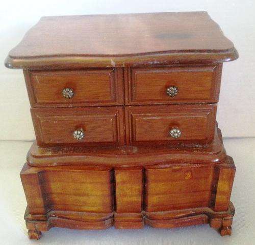 VINTAGE WOODEN JEWELRY BOX
