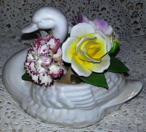 A BEAUTIFUL TRADITIONAL 'RADNOR' STAFFORDSHIRE BONE CHINA FLOWER POSY IN PORCELAIN SWAN