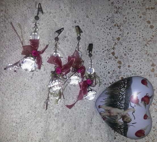 HEART SHAPE TIN WITH 4 TABLECLOTH WEIGHTS INSIDE