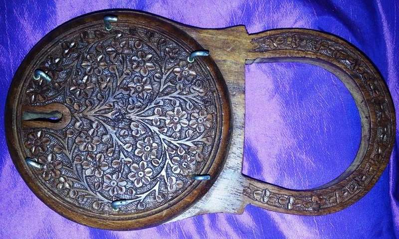 VINTAGE CARVED WOODEN KEYRING HOLDER REALLY STUNNING