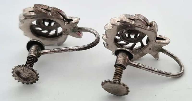 Antique 18ct White Gold Protea style Earings with 2x 0.06ct Diamonds Gold weight 2g Valued at R9400