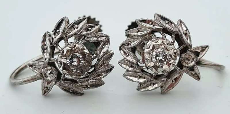 Antique 18ct White Gold Protea style Earings with 2x 0.06ct Diamonds Gold weight 2g Valued at R9400