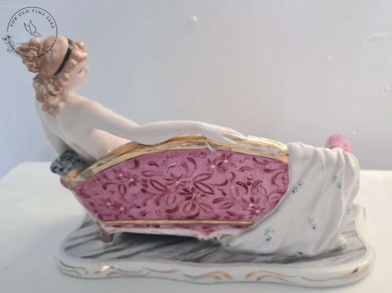 VINTAGE Capodimonte Figure ~ Lady Reclining On A Chaise ~ Excellent ~ Rare. Made in Italy