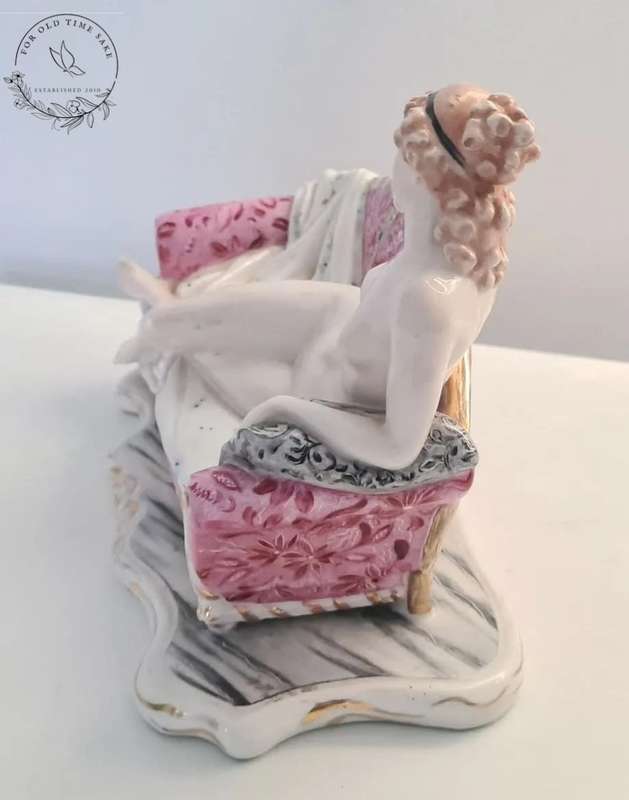 VINTAGE Capodimonte Figure ~ Lady Reclining On A Chaise ~ Excellent ~ Rare. Made in Italy