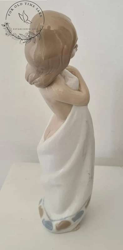 Rare Lladro Zaphir Suprised young Lady in Towel made in Spain 25cm tall