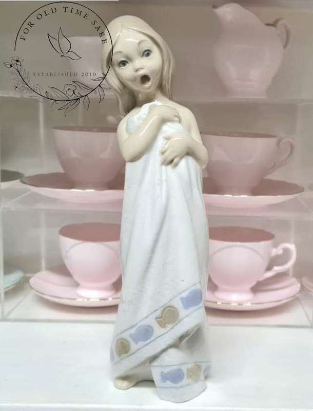 Rare Lladro Zaphir Suprised young Lady in Towel made in Spain 25cm tall