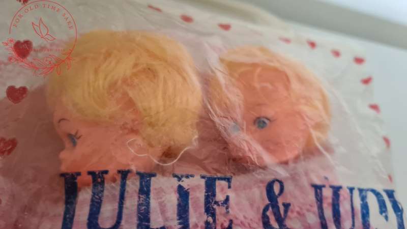 Vintage Dollies Julie and Judy +-12cm tall, see photos