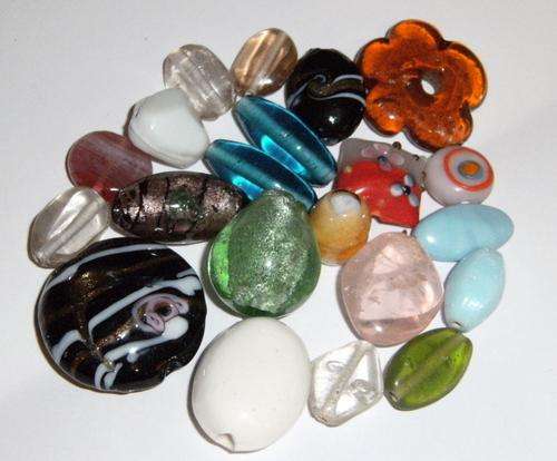 ***SPECIAL*** 1kg jewellery beading kit with over 2600 beads and findings