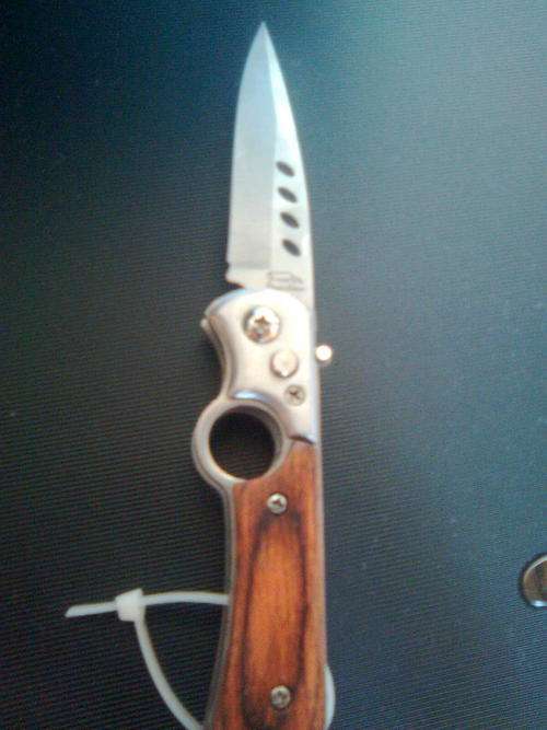 BRAND NEW WOOD HANDLE FLICK KNIFE****SAFETY FEATURE**R1 AUCTION