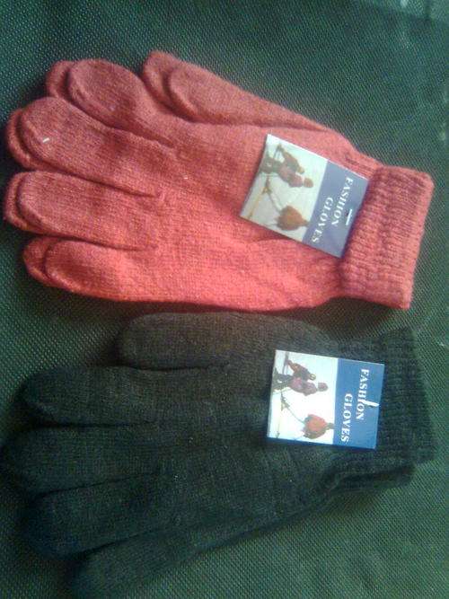 BLACK AND RED GLOVES **R1 BID NOW** BUY 1 GET 1 FREE