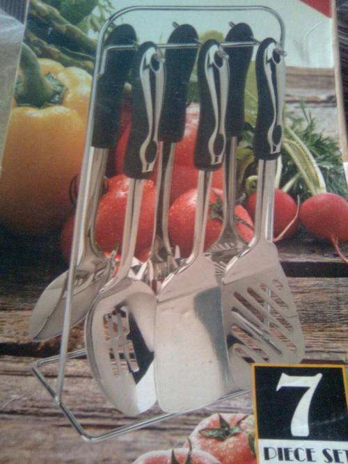 BRAND NEW 7PIECE SPOON SET **R1BID NOW**