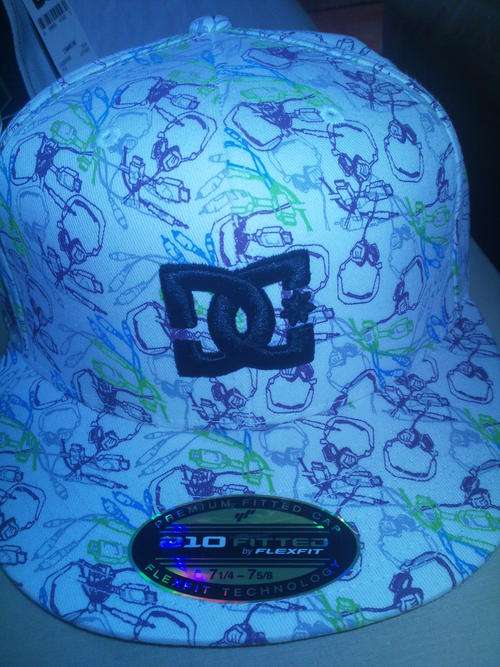BRAND NEW TOP BRAND ORIGIONAL DC MENS CAP ***BID NOW R1***