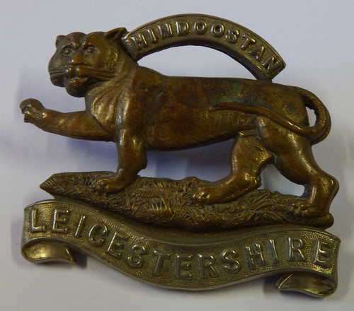 Great Britain Infantry of the Line - The Leicestershire Regiment cap badge - Lugs
