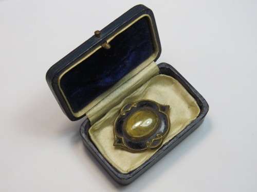 Victorian Mourning brooch with locket of blond hair - Brooch in siliver and other metal