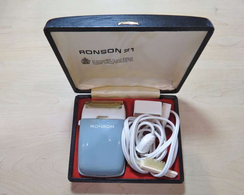 Vintage electric Ronson 21 Razor with cord and cleaner - In original box