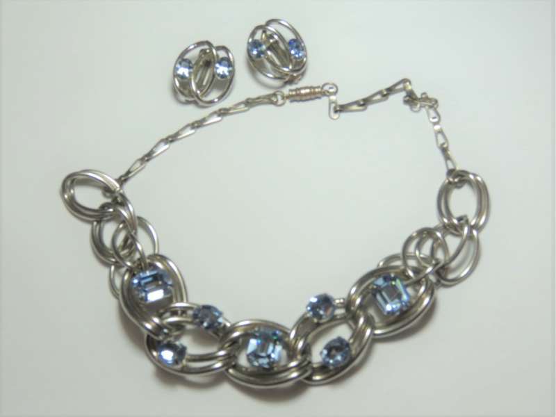 Set of costume jewellery necklace and clip-on earrings with blue stones