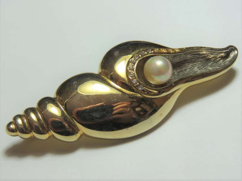 Lovely costume jewellery gold colour shell brooch