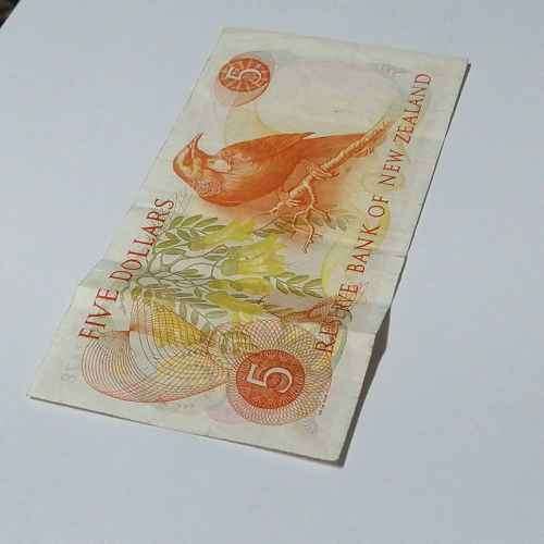 1967-1981 New Zealand 5 Dollars banknote