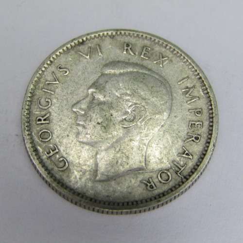 1942 SA Union 6d Sixpence - badly cracked die mark at George 5`s neck