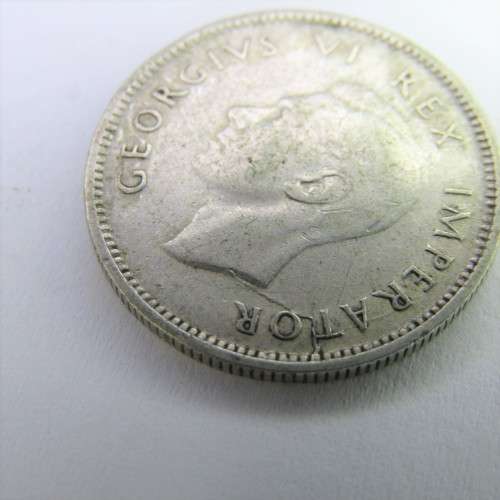 1942 SA Union 6d Sixpence - badly cracked die mark at George 5`s neck