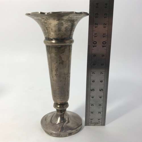 Pair of silver flower vases made in Sheffield by Walker and Hall - 254,6g