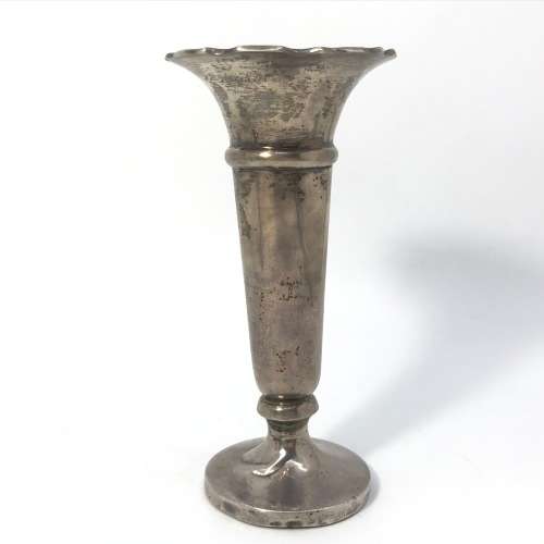 Pair of silver flower vases made in Sheffield by Walker and Hall - 254,6g