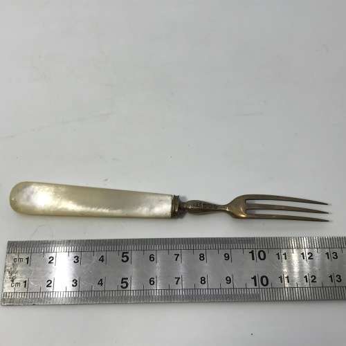 Set of 6 Hallmarked `T.L.` made in London pickle forks with mother of Pearl handles in box