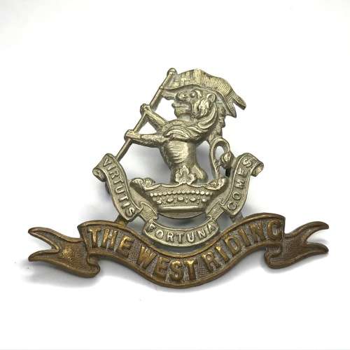 Great Britain Infantry of the Line The Duke of Wellington Regiment (West Riding) cap badge - Lugs