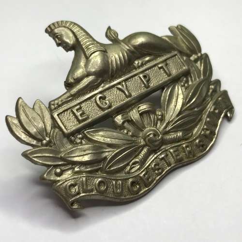 Great Britain Infantry of the Line Gloucestershire Regiment cap badge - Lugs