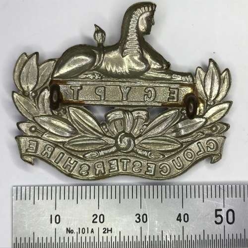 Great Britain Infantry of the Line Gloucestershire Regiment cap badge - Lugs
