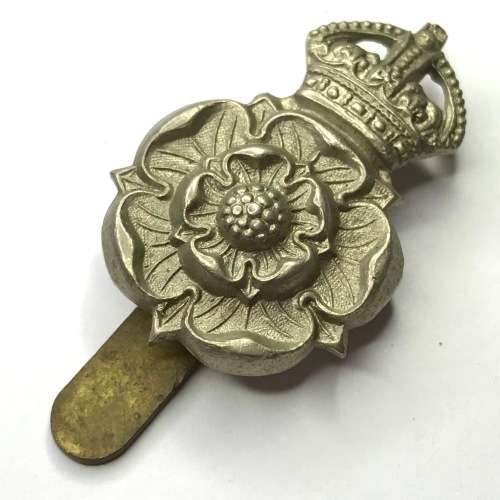 Great Britain The East Lacashire Regiment cap badge - Kings Crown - White metal slide