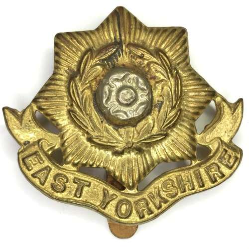 Great Britain East Yorkshire Regiment cap badge with slide - Bi-metal