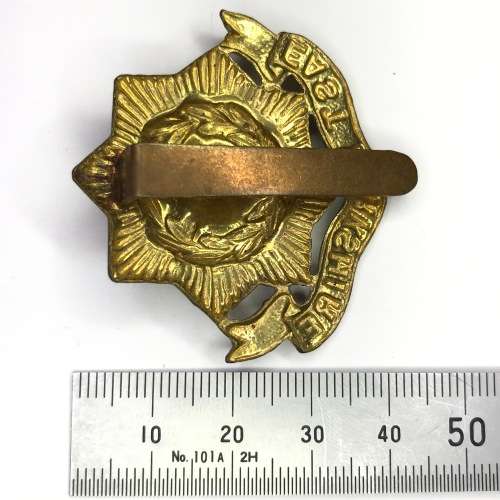 Great Britain East Yorkshire Regiment cap badge with slide - Bi-metal