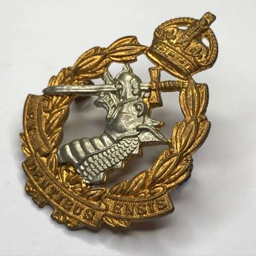 Great Britain Arms and Services - Royal Army Dental Corps cap badge - Lugs - K.C