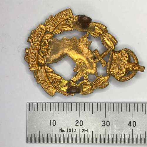 Great Britain Arms and Services - Royal Army Dental Corps cap badge - Lugs - K.C