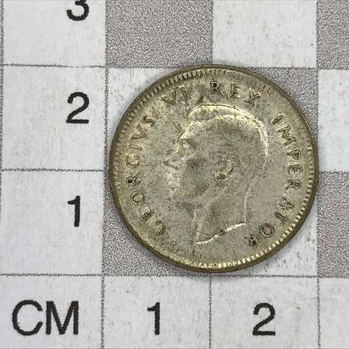 1943 SA Union George 6 Sixpence die crack through date