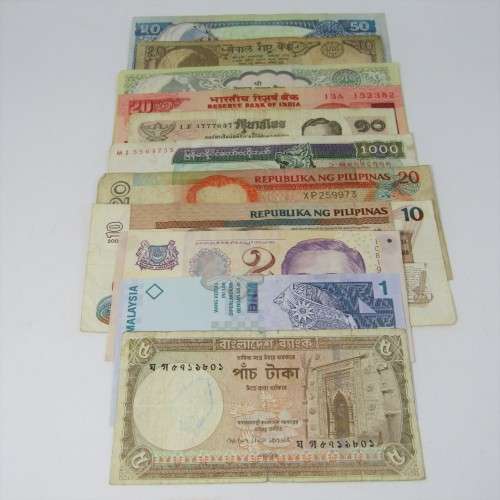 Lot of 10 world bank notes in good condition