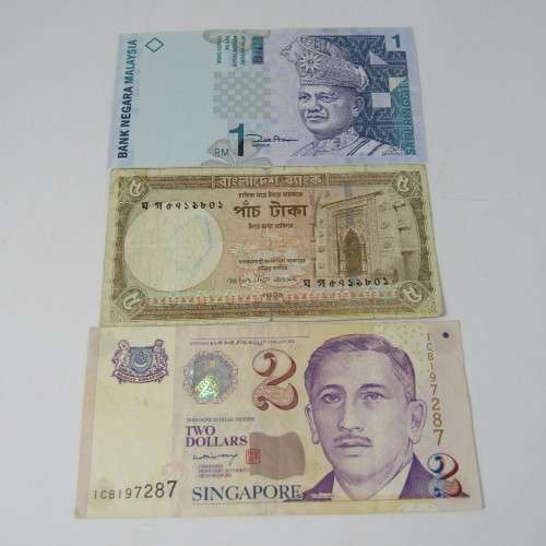Lot of 10 world bank notes in good condition