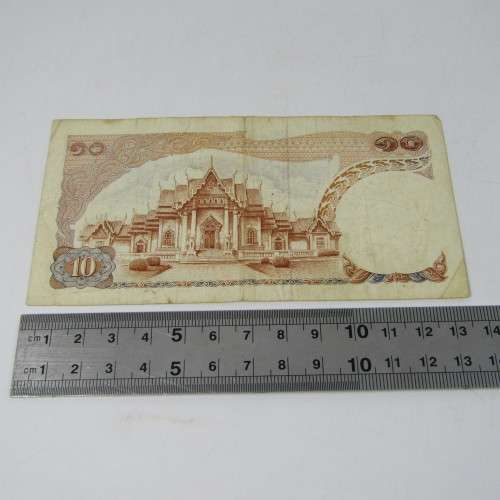 Lot of 10 world bank notes in good condition