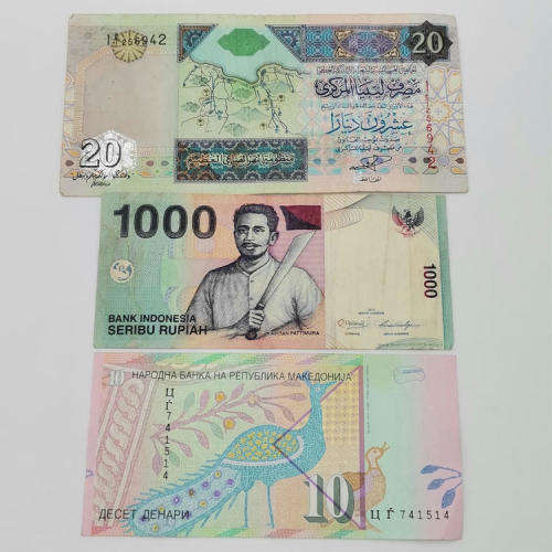 Lot of 10 world banknotes - some better