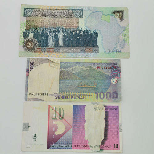 Lot of 10 world banknotes - some better