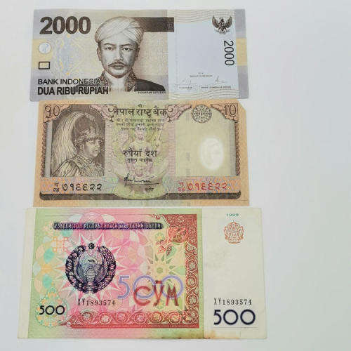 Lot of 10 world banknotes - some better