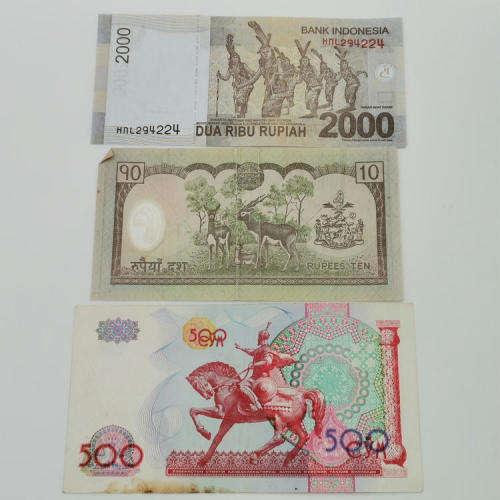 Lot of 10 world banknotes - some better