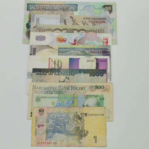 Lot of 10 world banknotes - some better