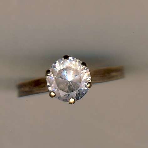 9k gold ring with white sapphire - weight 2,1 gram