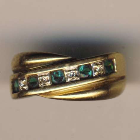 9ct gold ring with 4 small diamonds & 5 emeralds - weighs 4,5g