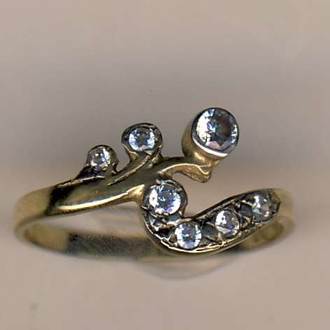Lovely 9ct gold ring with Zirconias - lovely ring