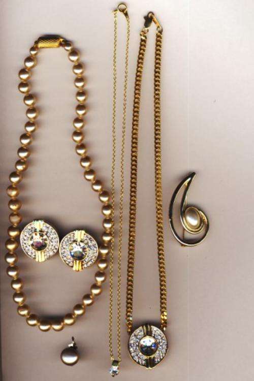 6 pieces of fashion jewellery as per scan - some better items - you bid per item to take all