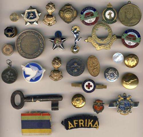 Lot of 30 badges & other items