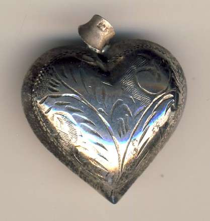 Small silver heart shaped pendant @@@ Crazy R1 Start
